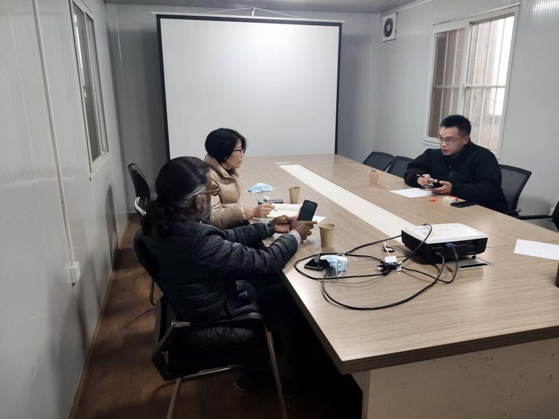 國(guó)外客戶(hù)來(lái)我廠考察，試駕奔馬小型壓路機(jī)