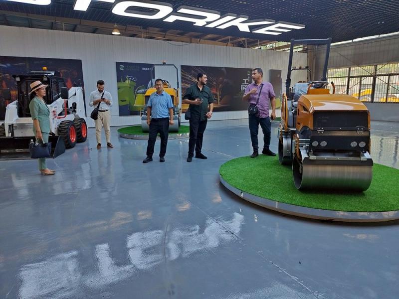 國外客戶來我廠參觀考察小型壓路機，并達(dá)成合作意向