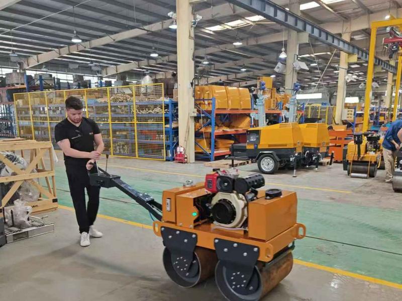 國外客戶來我廠參觀考察小型壓路機、移動照明車等產(chǎn)品