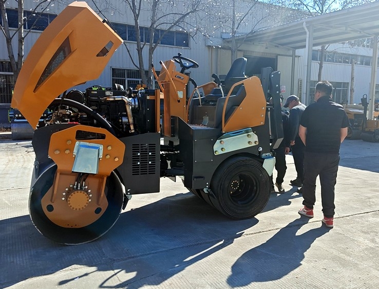 3月18日，哈薩克斯坦客戶來廠體驗(yàn)考察5噸膠輪壓路機(jī)